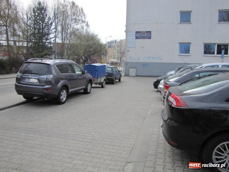 Zdjęcie w galerii na portalu naszraciborz.pl: Parkują i blokują innych wiadomości z regionu