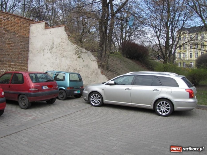 Zdjęcie w galerii na portalu naszraciborz.pl: Parkują i blokują innych wiadomości z regionu