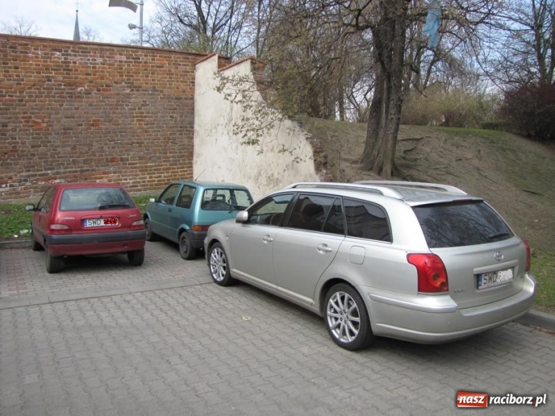 Zdjęcie w galerii na portalu naszraciborz.pl: Parkują i blokują innych wiadomości z regionu