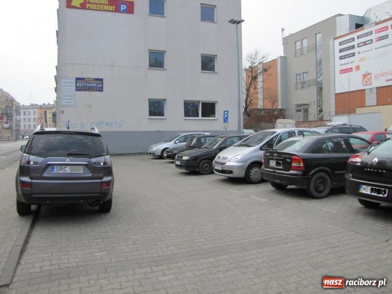 Zdjęcie w galerii na portalu naszraciborz.pl: Parkują i blokują innych wiadomości z regionu
