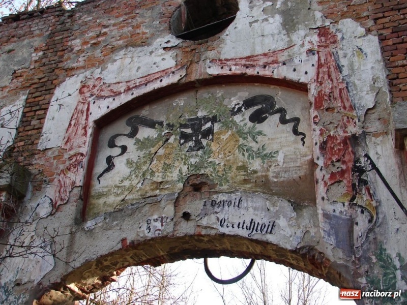 Zdjęcie w galerii na portalu naszraciborz.pl: Stare stajnie huzarskie pójdą do rozbiórki wiadomości z regionu