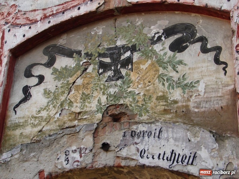 Zdjęcie w galerii na portalu naszraciborz.pl: Stare stajnie huzarskie pójdą do rozbiórki wiadomości z regionu