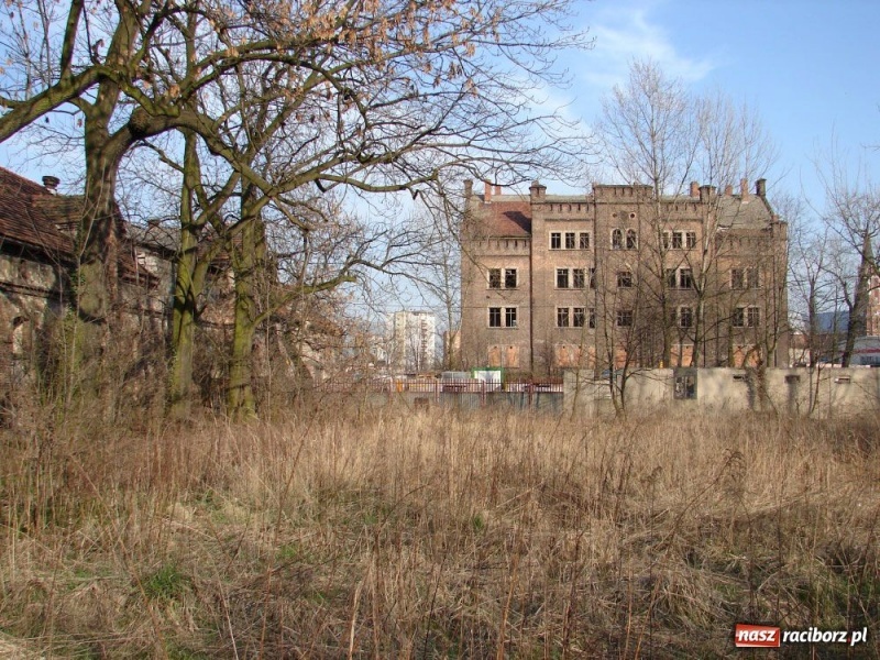 Zdjęcie w galerii na portalu naszraciborz.pl: Stare stajnie huzarskie pójdą do rozbiórki wiadomości z regionu