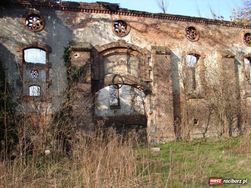 Zdjęcie w galerii na portalu naszraciborz.pl: Stare stajnie huzarskie pójdą do rozbiórki wiadomości z regionu