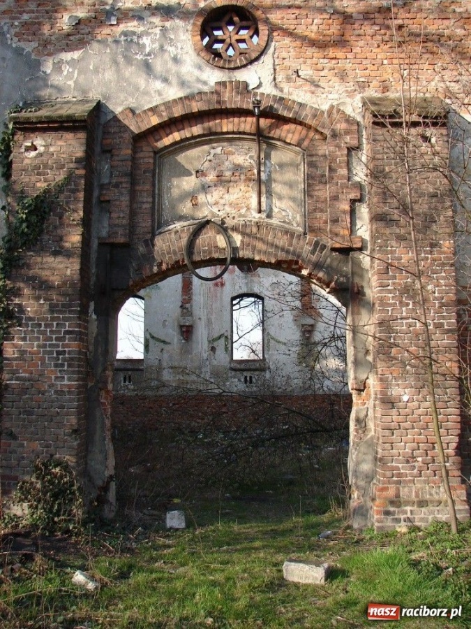 Zdjęcie w galerii na portalu naszraciborz.pl: Stare stajnie huzarskie pójdą do rozbiórki wiadomości z regionu