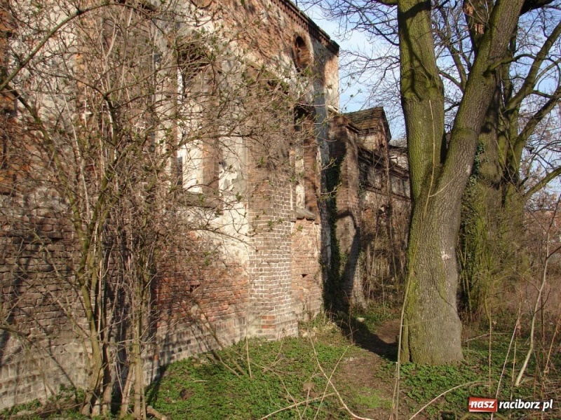 Zdjęcie w galerii na portalu naszraciborz.pl: Stare stajnie huzarskie pójdą do rozbiórki wiadomości z regionu