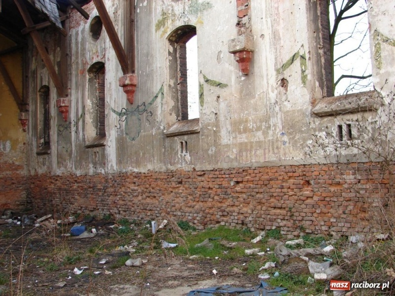 Zdjęcie w galerii na portalu naszraciborz.pl: Stare stajnie huzarskie pójdą do rozbiórki wiadomości z regionu
