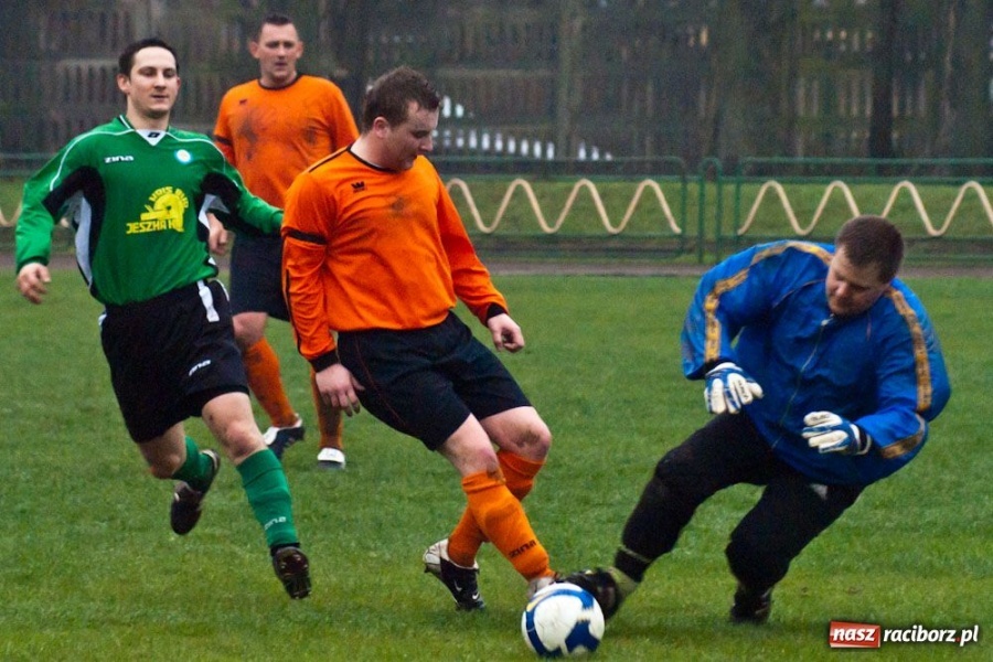 Zdjęcie w galerii na portalu naszraciborz.pl: Rezerwy Gaszowic lepsze w piłkę błotną wiadomości z regionu