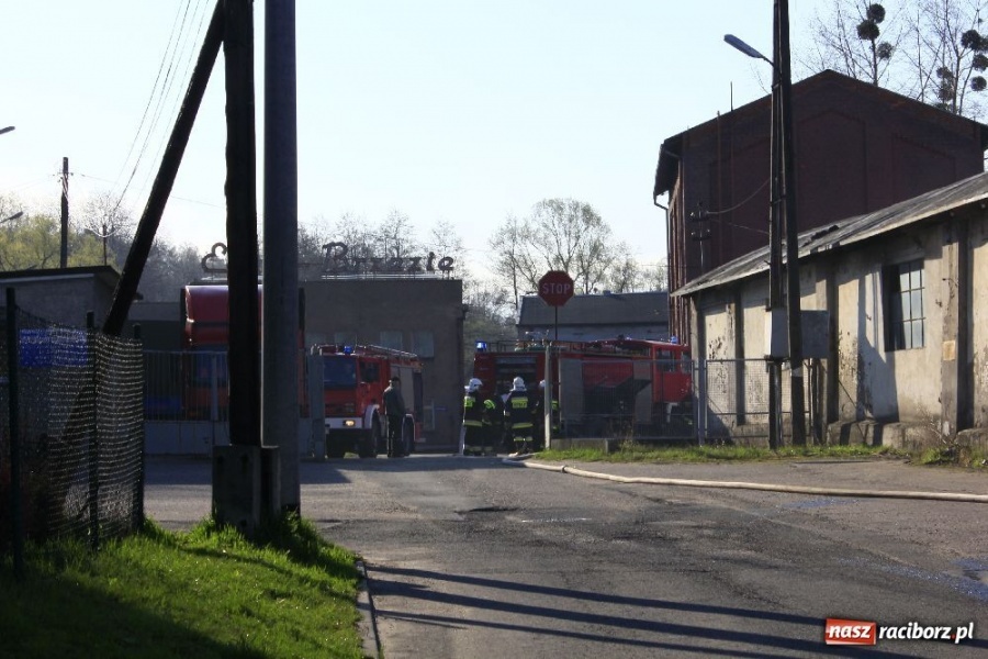 Zdjęcie w galerii na portalu naszraciborz.pl: Pożar na terenie zakładu EMA-Brzezie wiadomości z regionu