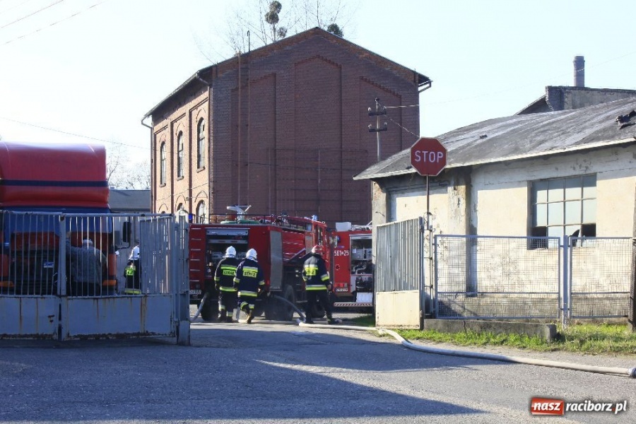 Zdjęcie w galerii na portalu naszraciborz.pl: Pożar na terenie zakładu EMA-Brzezie wiadomości z regionu