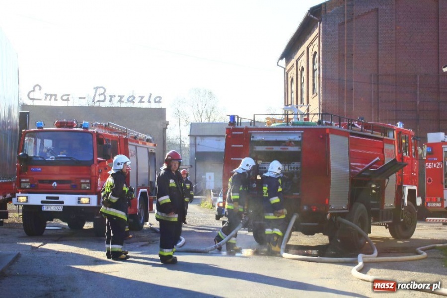 Zdjęcie w galerii na portalu naszraciborz.pl: Pożar na terenie zakładu EMA-Brzezie wiadomości z regionu