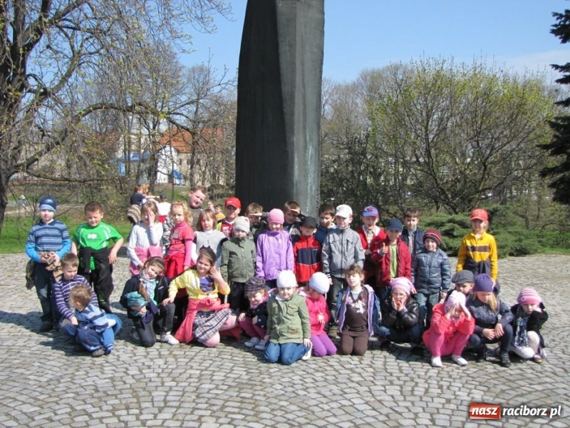 Zdjęcie w galerii na portalu naszraciborz.pl: Dzieci z Raszczyc poznały Racibórz wiadomości z regionu