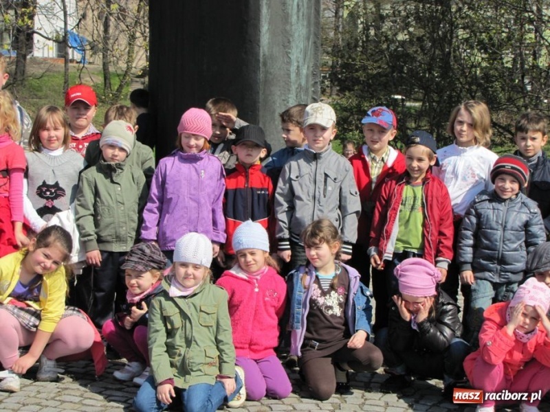 Zdjęcie w galerii na portalu naszraciborz.pl: Dzieci z Raszczyc poznały Racibórz wiadomości z regionu
