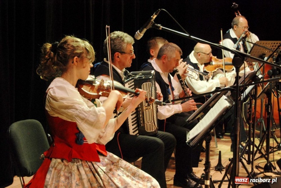 Zdjęcie w galerii na portalu naszraciborz.pl: Strzecha pokazała Hej kole młyna wiadomości z regionu