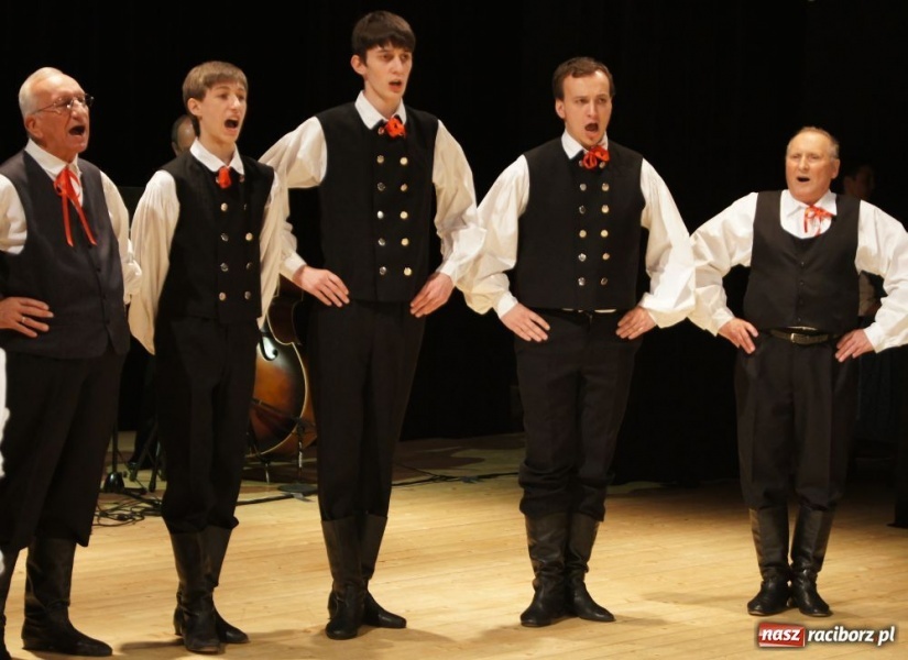 Zdjęcie w galerii na portalu naszraciborz.pl: Strzecha pokazała Hej kole młyna wiadomości z regionu