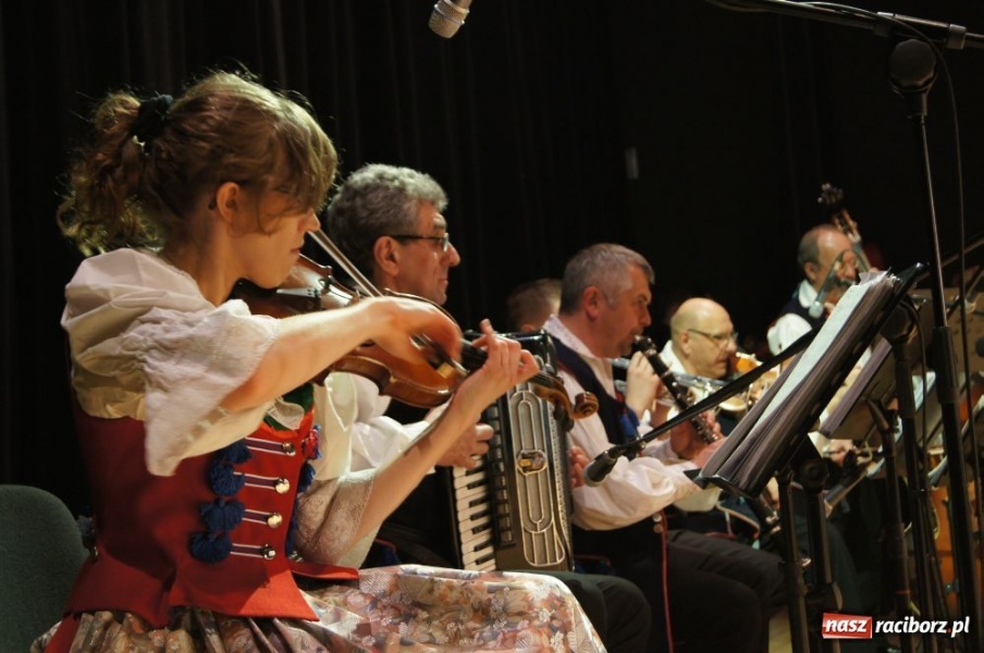 Zdjęcie w galerii na portalu naszraciborz.pl: Strzecha pokazała Hej kole młyna wiadomości z regionu