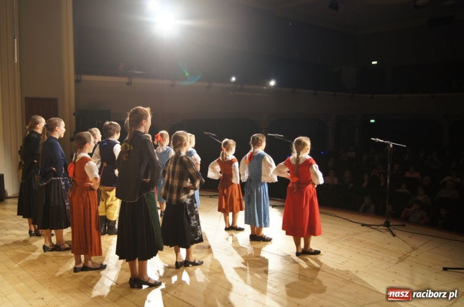 Zdjęcie w galerii na portalu naszraciborz.pl: Strzecha pokazała Hej kole młyna wiadomości z regionu