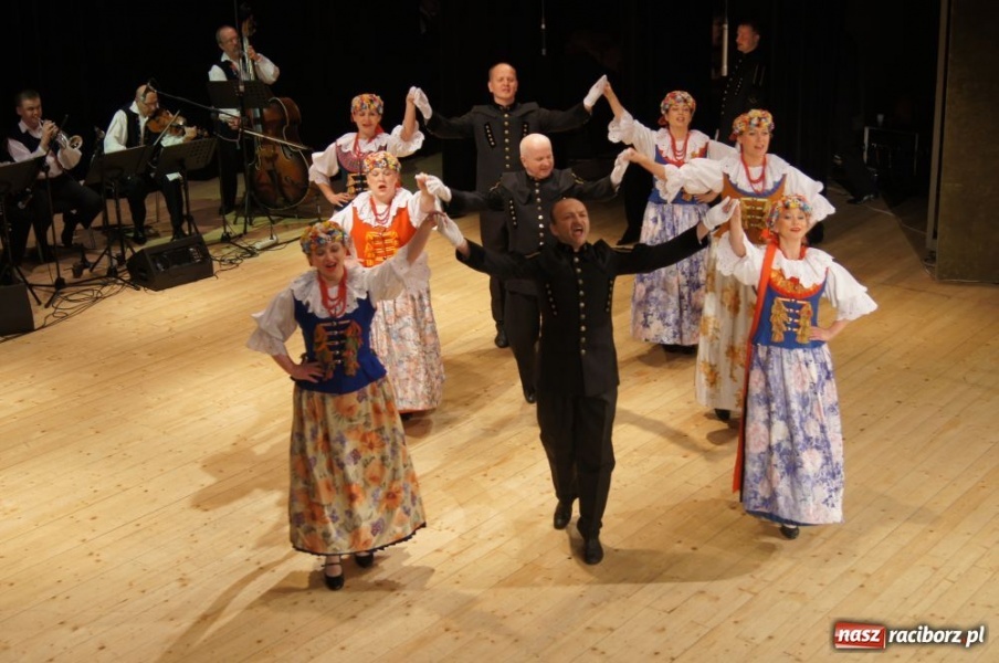 Zdjęcie w galerii na portalu naszraciborz.pl: Strzecha pokazała Hej kole młyna wiadomości z regionu