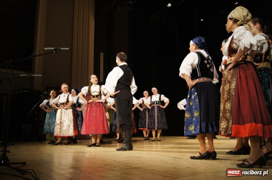 Zdjęcie w galerii na portalu naszraciborz.pl: Strzecha pokazała Hej kole młyna wiadomości z regionu