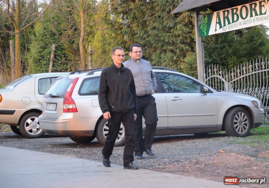 Zdjęcie w galerii na portalu naszraciborz.pl: Ratowali kościółek w Pietrowicach wiadomości z regionu