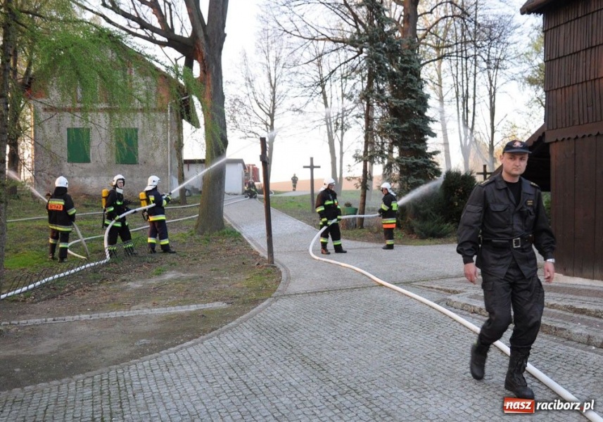 Zdjęcie w galerii na portalu naszraciborz.pl: Ratowali kościółek w Pietrowicach wiadomości z regionu