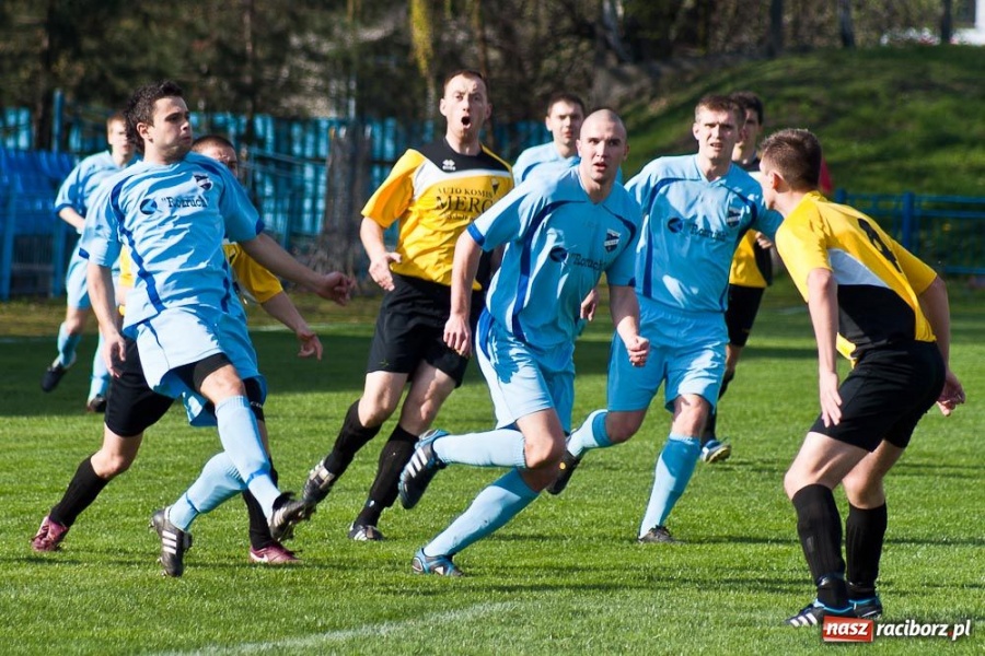 Zdjęcie w galerii na portalu naszraciborz.pl: Mecz o życie na remis wiadomości z regionu