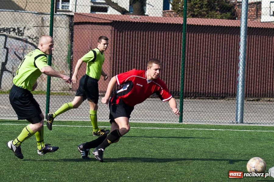 Zdjęcie w galerii na portalu naszraciborz.pl: Zakład Karny z pucharem dyrektora ZSZ wiadomości z regionu