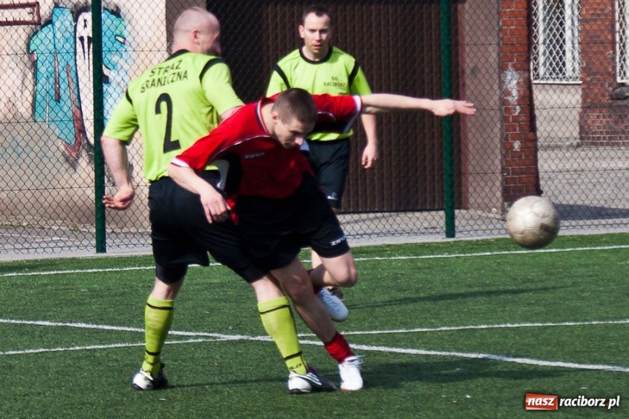 Zdjęcie w galerii na portalu naszraciborz.pl: Zakład Karny z pucharem dyrektora ZSZ wiadomości z regionu