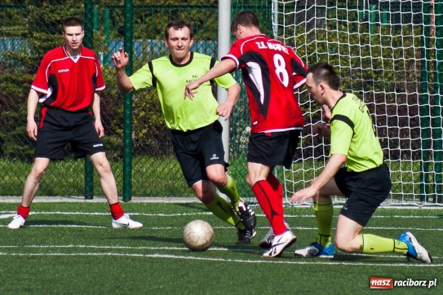 Zdjęcie w galerii na portalu naszraciborz.pl: Zakład Karny z pucharem dyrektora ZSZ wiadomości z regionu