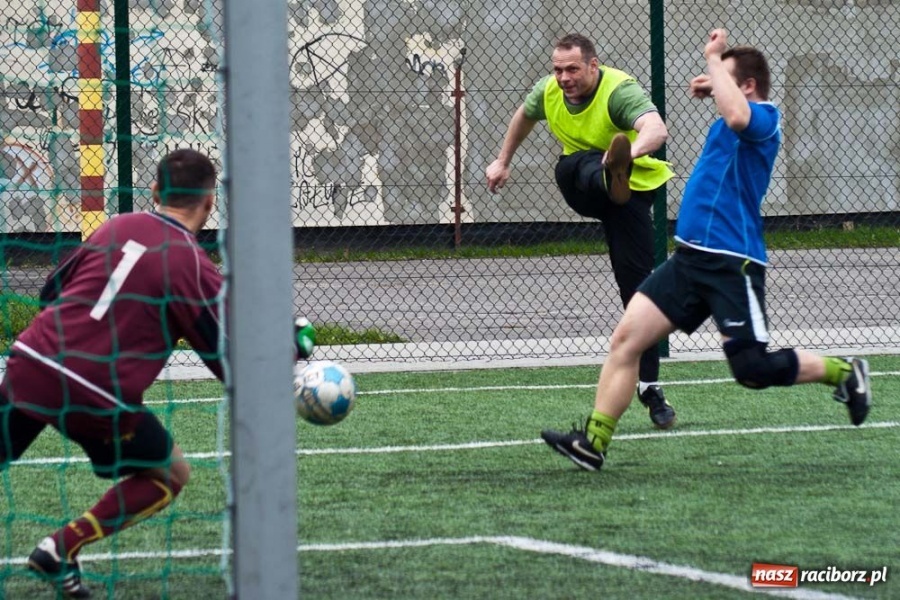 Zdjęcie w galerii na portalu naszraciborz.pl: Zakład Karny z pucharem dyrektora ZSZ wiadomości z regionu