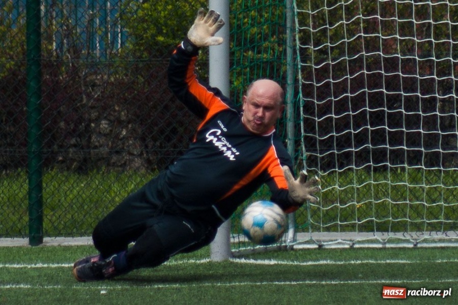 Zdjęcie w galerii na portalu naszraciborz.pl: Zakład Karny z pucharem dyrektora ZSZ wiadomości z regionu