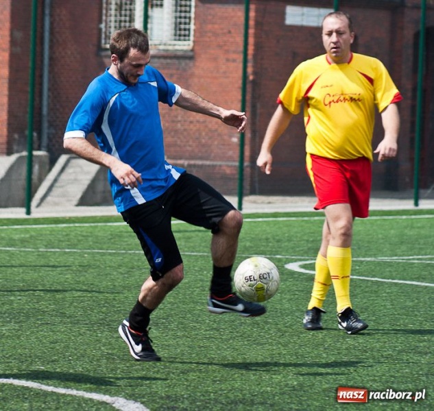 Zdjęcie w galerii na portalu naszraciborz.pl: Zakład Karny z pucharem dyrektora ZSZ wiadomości z regionu