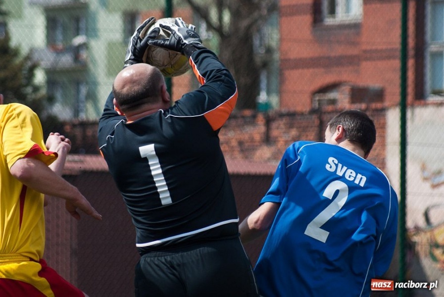 Zdjęcie w galerii na portalu naszraciborz.pl: Zakład Karny z pucharem dyrektora ZSZ wiadomości z regionu