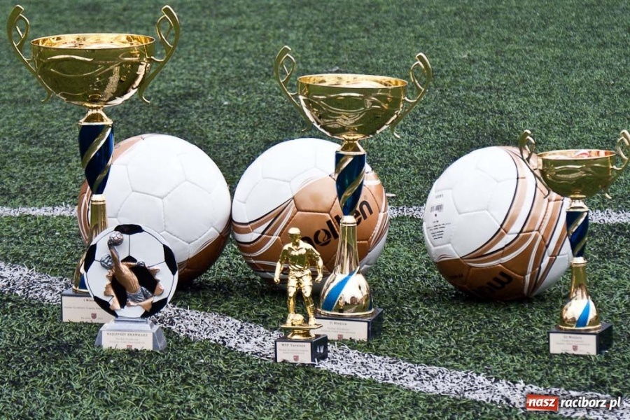 Zdjęcie w galerii na portalu naszraciborz.pl: Zakład Karny z pucharem dyrektora ZSZ wiadomości z regionu