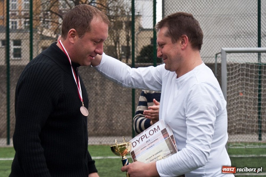 Zdjęcie w galerii na portalu naszraciborz.pl: Zakład Karny z pucharem dyrektora ZSZ wiadomości z regionu