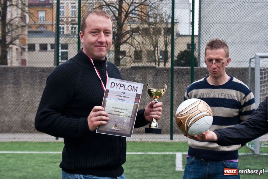 Zdjęcie w galerii na portalu naszraciborz.pl: Zakład Karny z pucharem dyrektora ZSZ wiadomości z regionu
