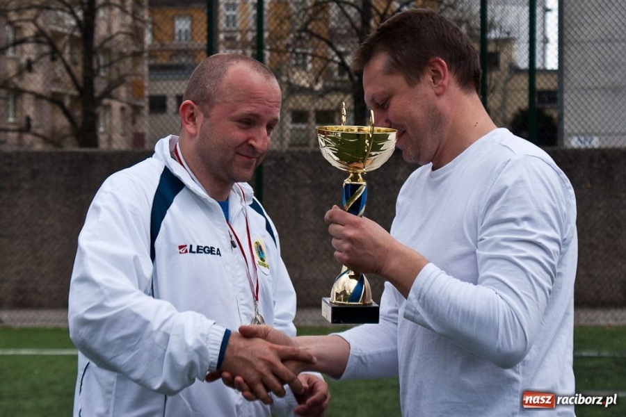 Zdjęcie w galerii na portalu naszraciborz.pl: Zakład Karny z pucharem dyrektora ZSZ wiadomości z regionu