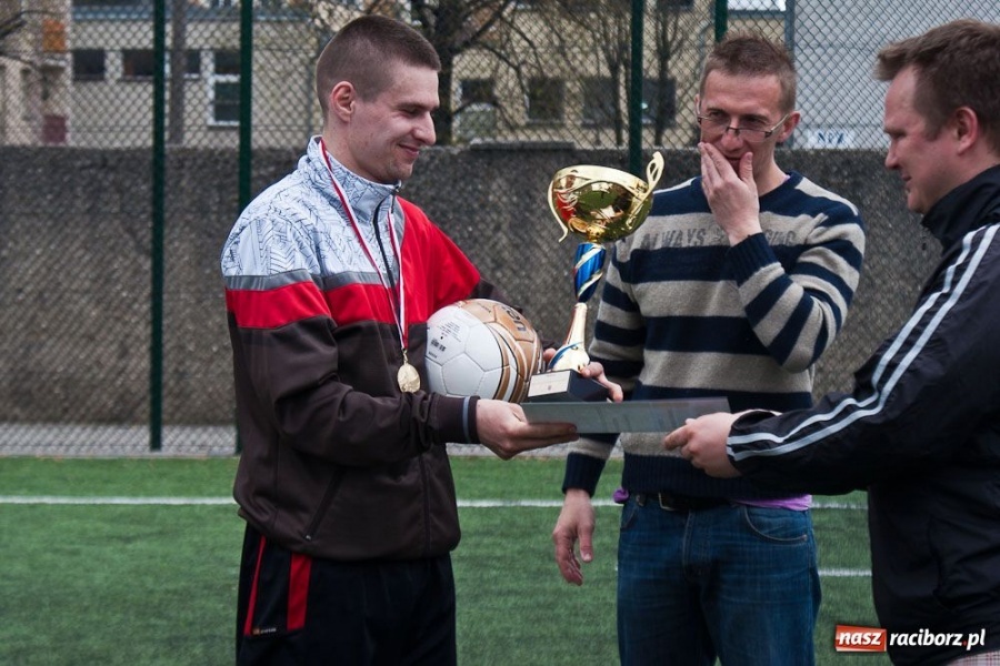 Zdjęcie w galerii na portalu naszraciborz.pl: Zakład Karny z pucharem dyrektora ZSZ wiadomości z regionu