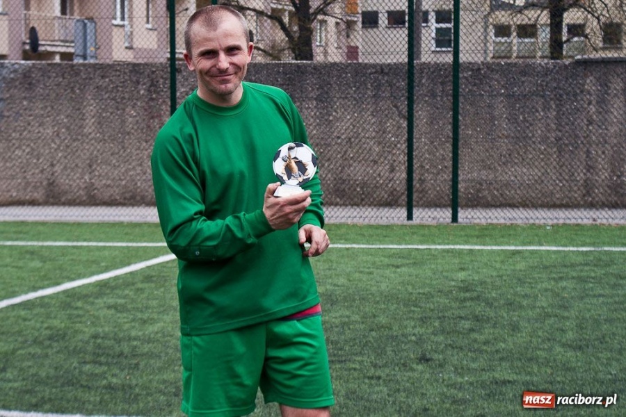 Zdjęcie w galerii na portalu naszraciborz.pl: Zakład Karny z pucharem dyrektora ZSZ wiadomości z regionu