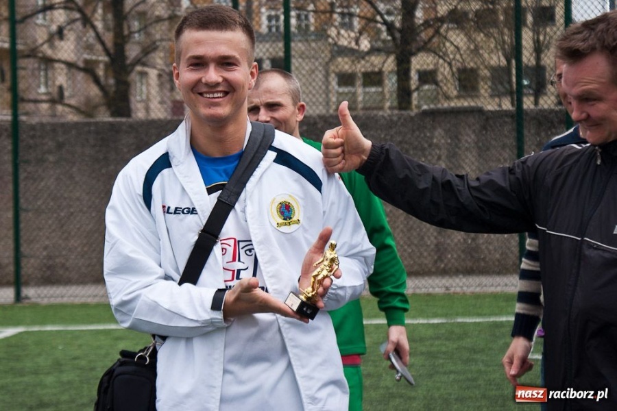 Zdjęcie w galerii na portalu naszraciborz.pl: Zakład Karny z pucharem dyrektora ZSZ wiadomości z regionu