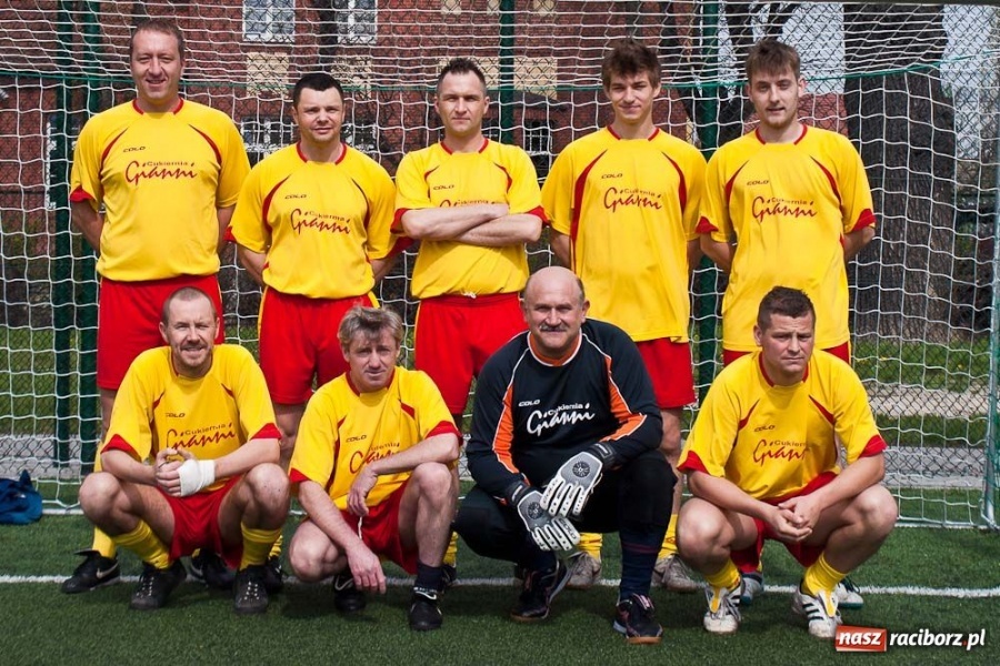 Zdjęcie w galerii na portalu naszraciborz.pl: Zakład Karny z pucharem dyrektora ZSZ wiadomości z regionu