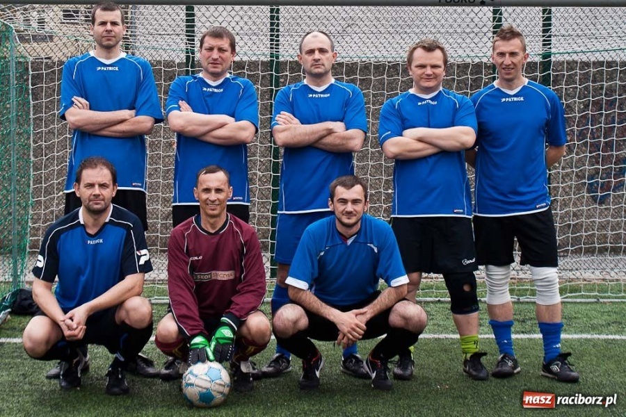 Zdjęcie w galerii na portalu naszraciborz.pl: Zakład Karny z pucharem dyrektora ZSZ wiadomości z regionu