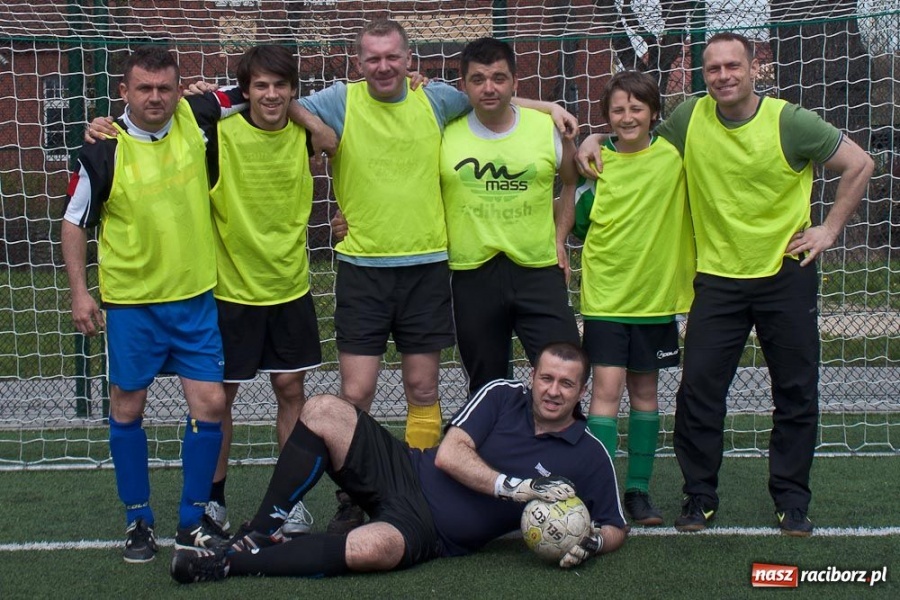 Zdjęcie w galerii na portalu naszraciborz.pl: Zakład Karny z pucharem dyrektora ZSZ wiadomości z regionu