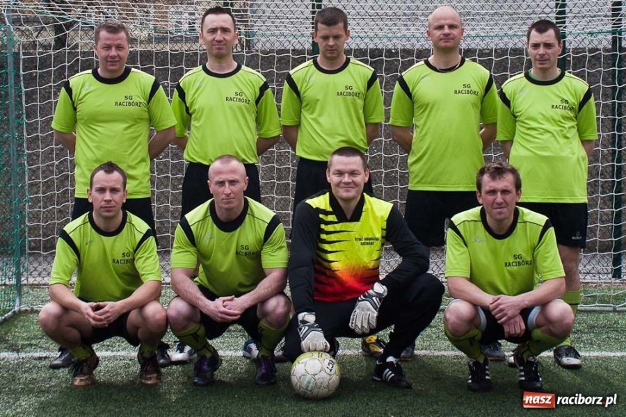 Zdjęcie w galerii na portalu naszraciborz.pl: Zakład Karny z pucharem dyrektora ZSZ wiadomości z regionu