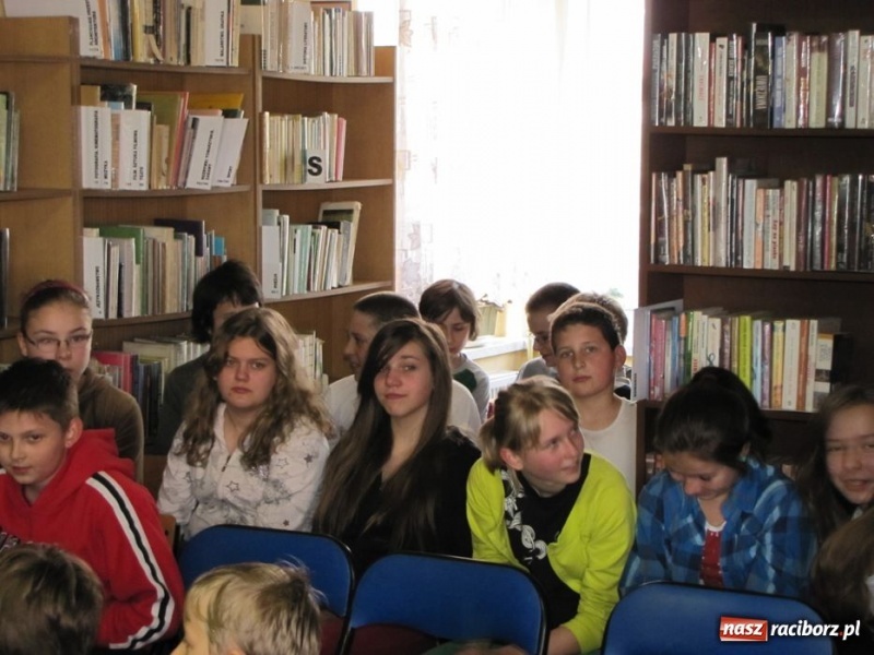 Zdjęcie w galerii na portalu naszraciborz.pl: Dzień książki z teatrem MASKA wiadomości z regionu