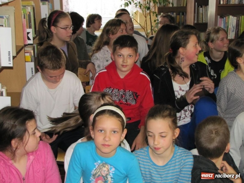 Zdjęcie w galerii na portalu naszraciborz.pl: Dzień książki z teatrem MASKA wiadomości z regionu