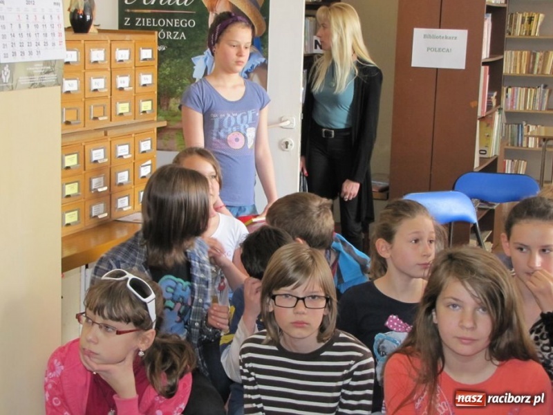 Zdjęcie w galerii na portalu naszraciborz.pl: Dzień książki z teatrem MASKA wiadomości z regionu