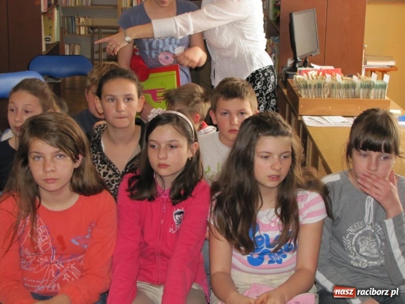 Zdjęcie w galerii na portalu naszraciborz.pl: Dzień książki z teatrem MASKA wiadomości z regionu