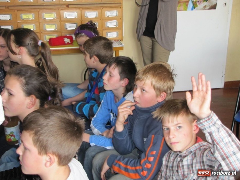 Zdjęcie w galerii na portalu naszraciborz.pl: Dzień książki z teatrem MASKA wiadomości z regionu