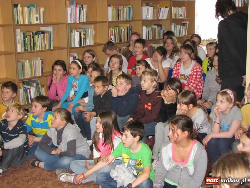 Zdjęcie w galerii na portalu naszraciborz.pl: Dzień książki z teatrem MASKA wiadomości z regionu